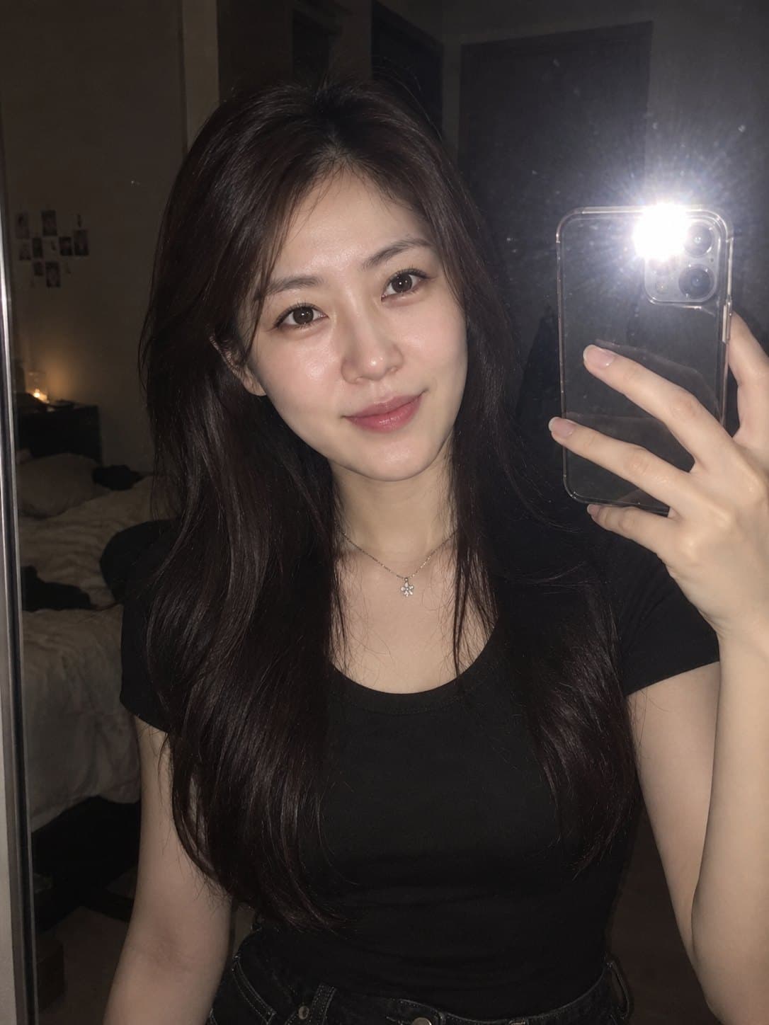 엄마 ver. 예시 - 어두운 방 거울 앞에서 플래시를 터뜨려 찍은 20대 여성의 셀카