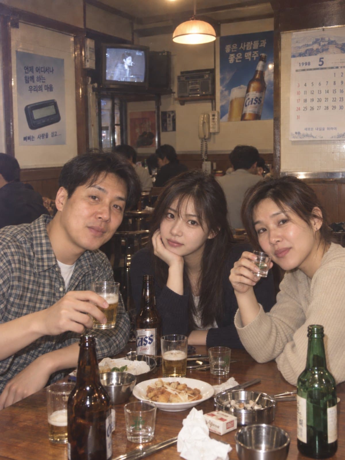 그 시절, 부모님과 내가 친구라면? 예시 - 1990년대 후반 한국 술집에서 필름카메라 플래시로 찍은 친구들 스냅사진